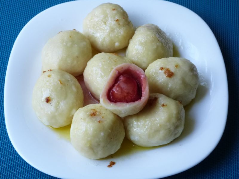 Serowe knedle z truskawkami