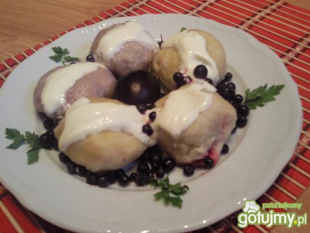 Serowe knedle ze śliwkami i jagodami