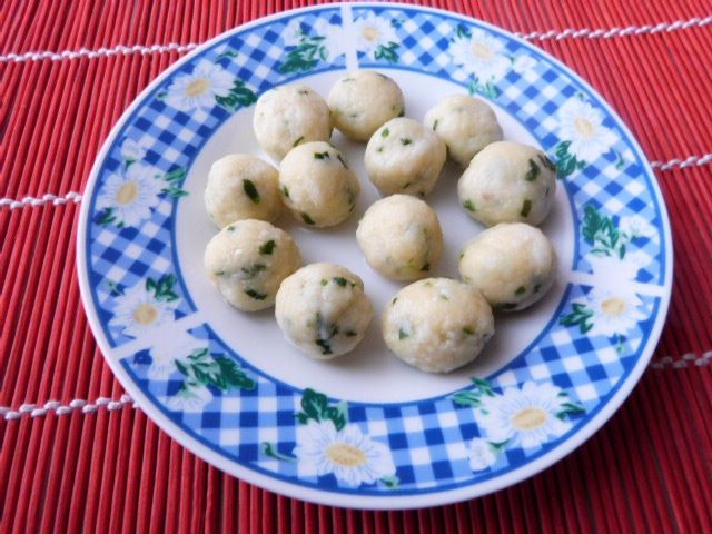 Serowe kuleczki ze szczypiorkiem Serowe kuleczki ze szczypiorkiem