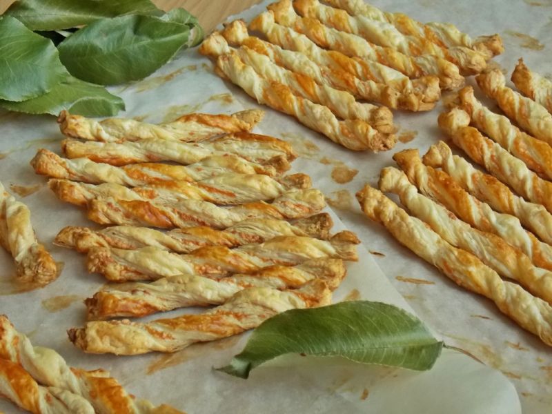 Serowe paluszki z ciasta francuskiego