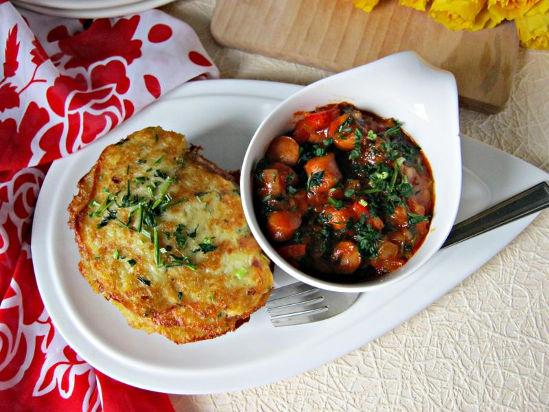 Serowe placki ziemniaczane z sosem pomidorowym