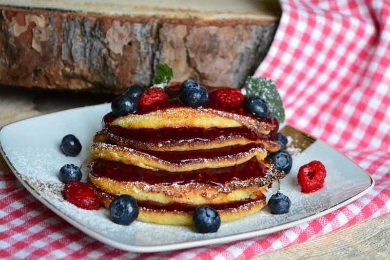 Serowe placuszki z musem z owoców leśnych