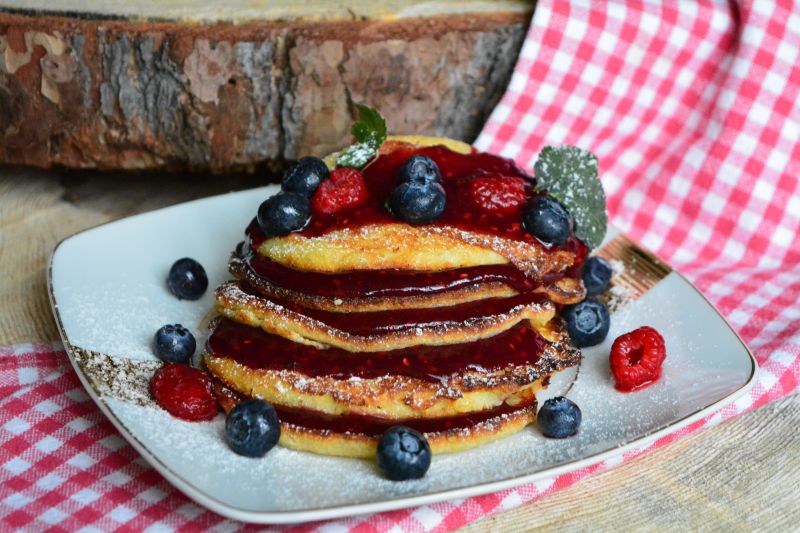 Serowe placuszki z musem z owoców leśnych