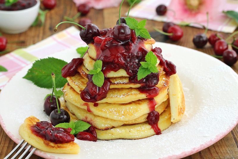 Serowe placuszki z sosem czereśniowym Serowe placuszki z sosem czereśniowym
