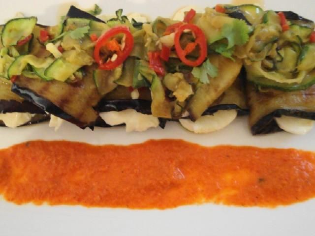 Serowe roladki bakłażanowe z pikantną sa Serowe roladki bakłażanowe z pikantną sa