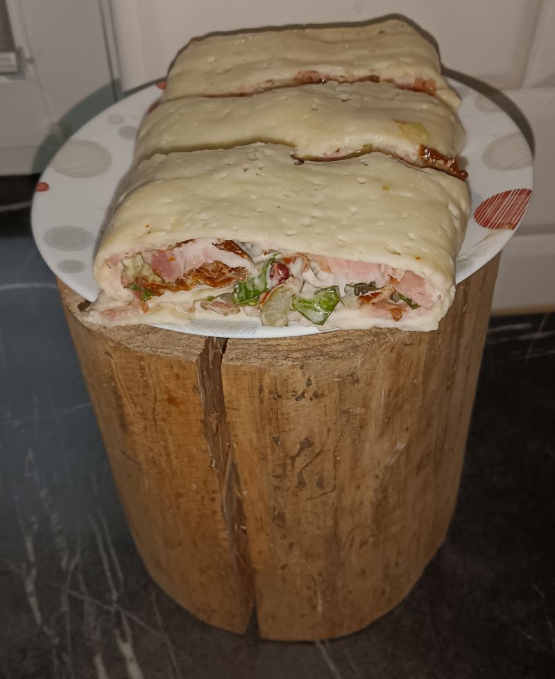 Serowe roladki z boczkiem i salatką