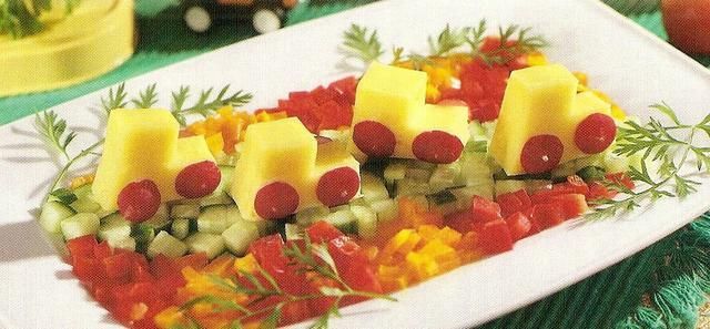 Serowe samochodziki na sałatce Serowe samochodziki na sałatce