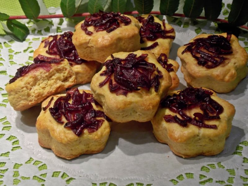 Serowe scones z cebulą Serowe scones z cebulą