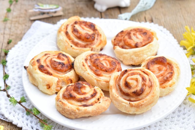 Serowe ślimaczki z ciasta francuskiego