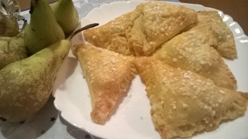 Serowe trójkąty z gruszką 