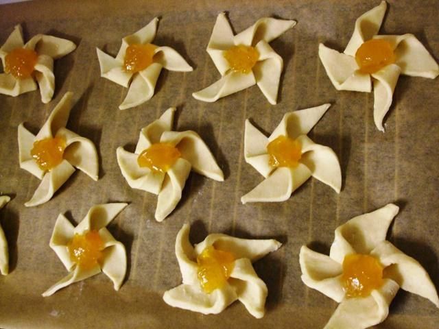 Serowe wiatraczki z dzemem morelowym