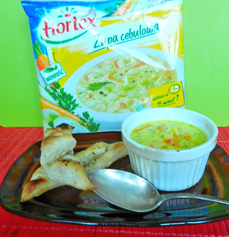 Serowo- cebulowa zupa z rogalikami ziołowymi Serowo- cebulowa zupa z rogalikami ziołowymi