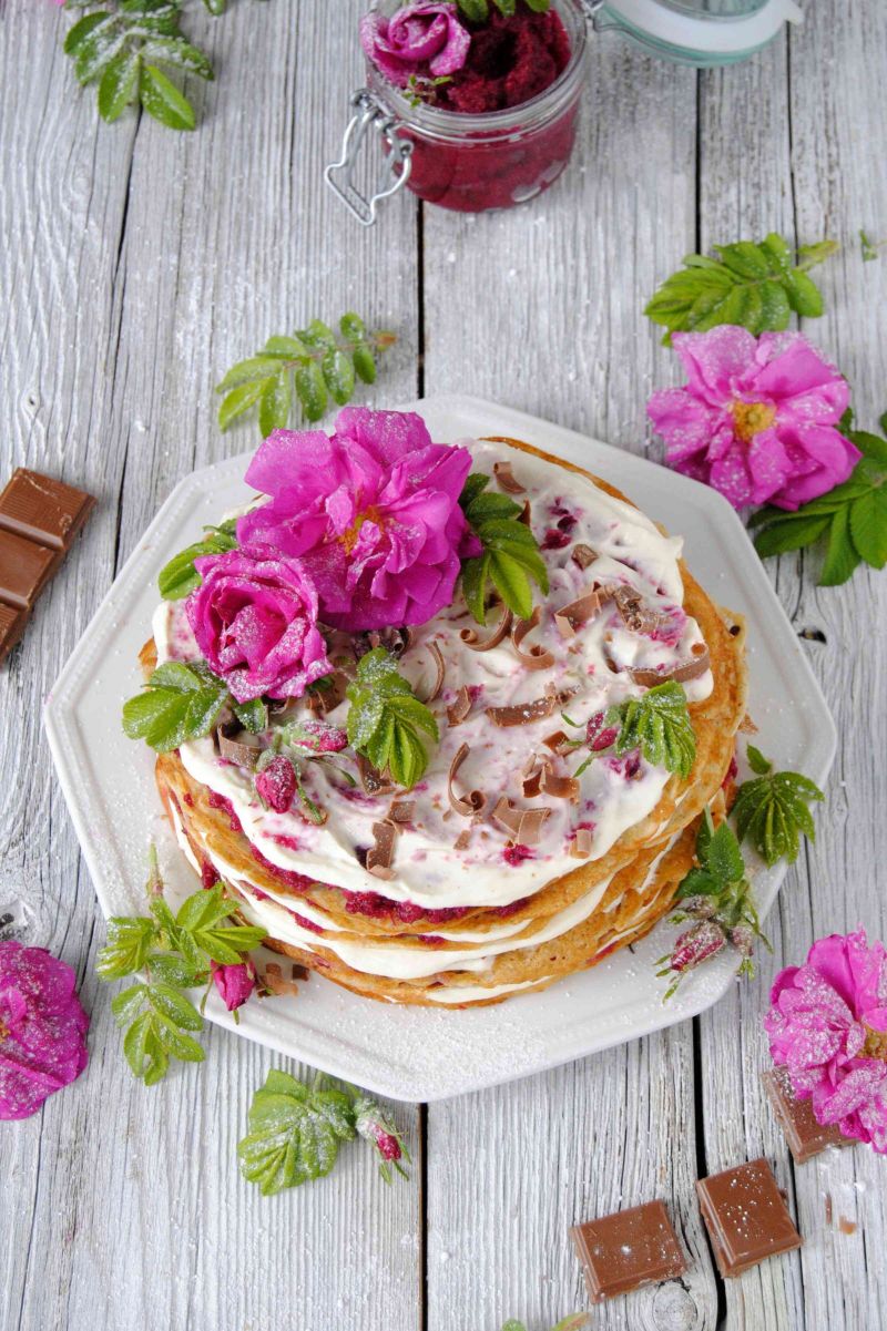 Serowo- różany tort naleśnikowy Serowo- różany tort naleśnikowy