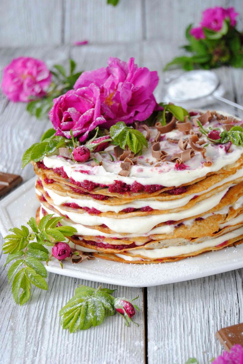 Serowo- różany tort naleśnikowy Serowo- różany tort naleśnikowy