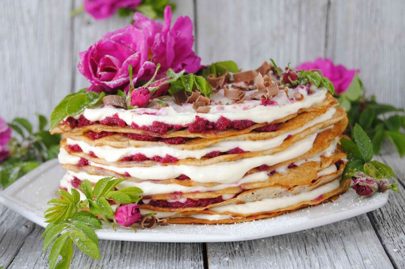 Serowo- różany tort naleśnikowy Serowo- różany tort naleśnikowy
