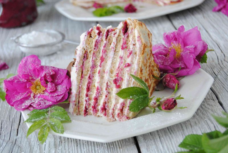 Serowo- różany tort naleśnikowy Serowo- różany tort naleśnikowy