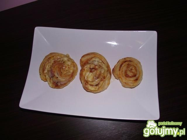 Serowo-szynkowe zawijasy z francuskiego  Serowo-szynkowe zawijasy z francuskiego