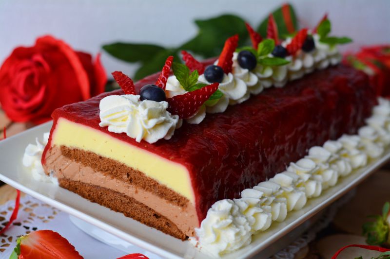 Serowo - truskawkowa rolada z kawową nutą