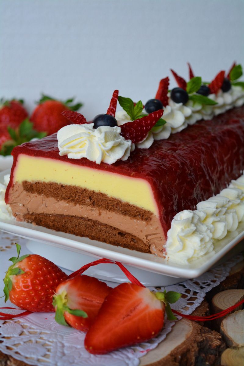 Serowo - truskawkowa rolada z kawową nutą