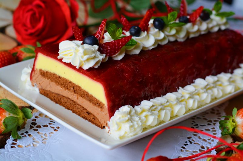 Serowo - truskawkowa rolada z kawową nutą