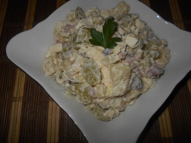 Serowo-ziemniaczana sałatka z winogronami