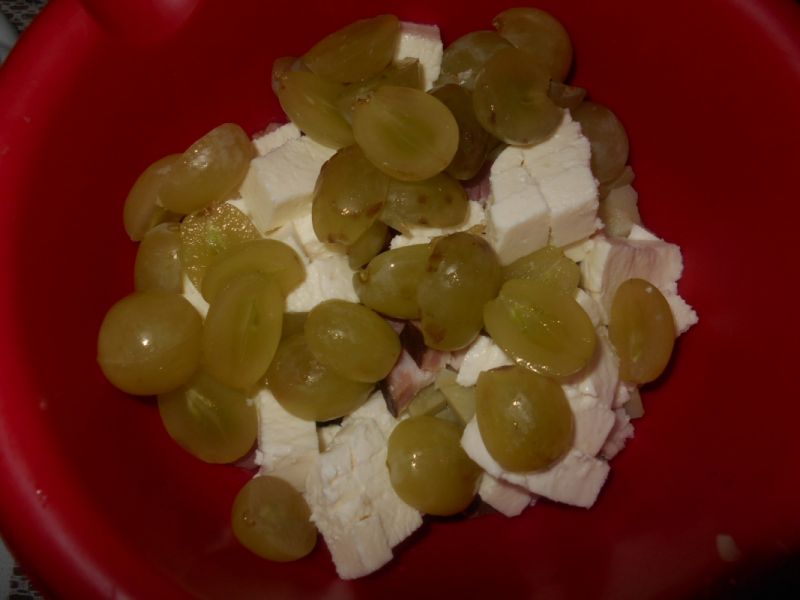 Serowo-ziemniaczana sałatka z winogronami
