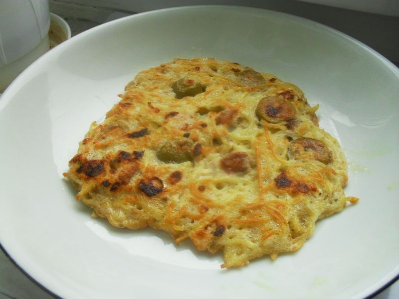 Serowy omlecik makaronowy