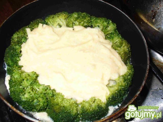Serowy omlet z brokułami