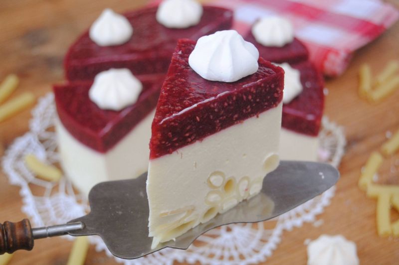 Serowy torcik na makaronowym spodzie