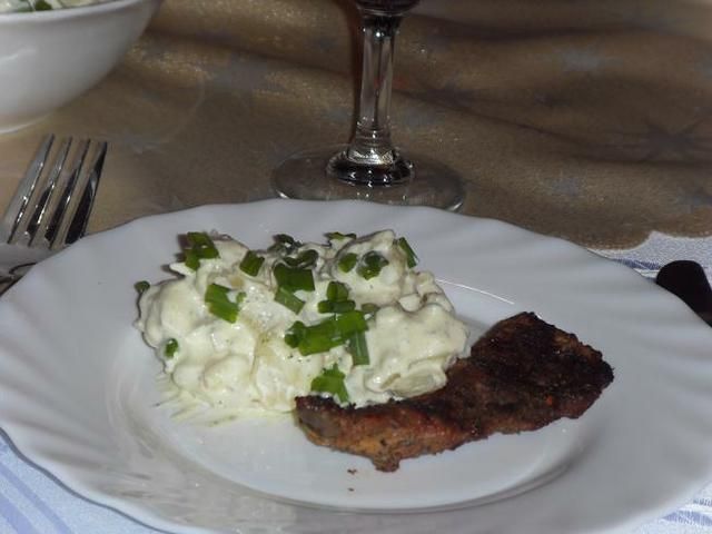 Sezamkowa karkówka z sałatką