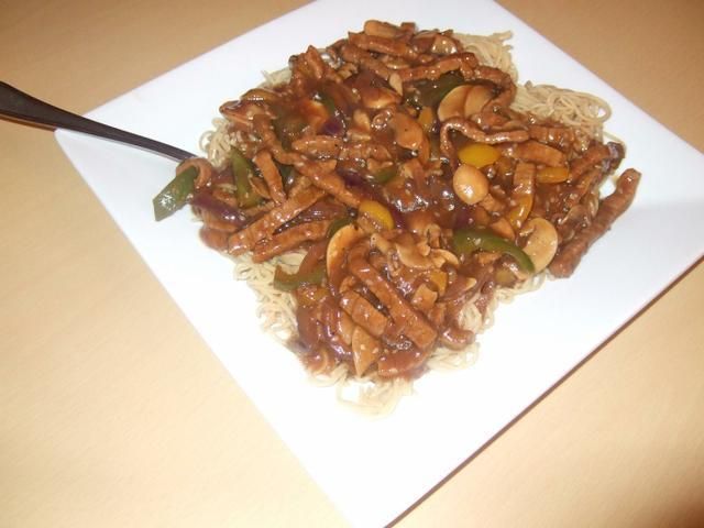 Sezamowe Chow Main z wołowiną  Sezamowe Chow Main z wołowiną