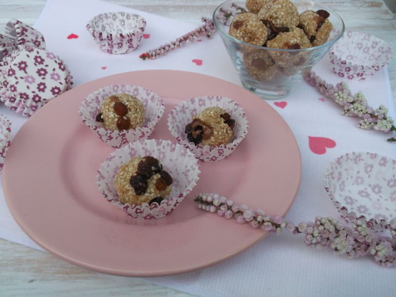 Sezamowe kuleczki z rodzynkami i czekoladą Sezamowe kuleczki z rodzynkami i czekoladą