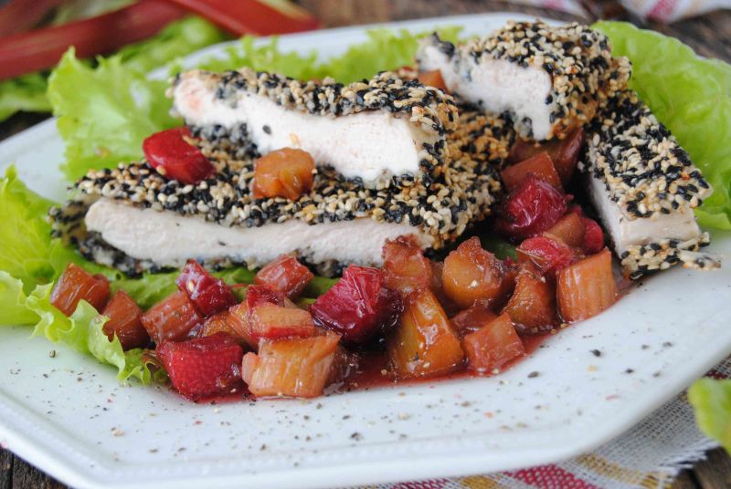 Sezamowy filet w  sosie rabarbarowym