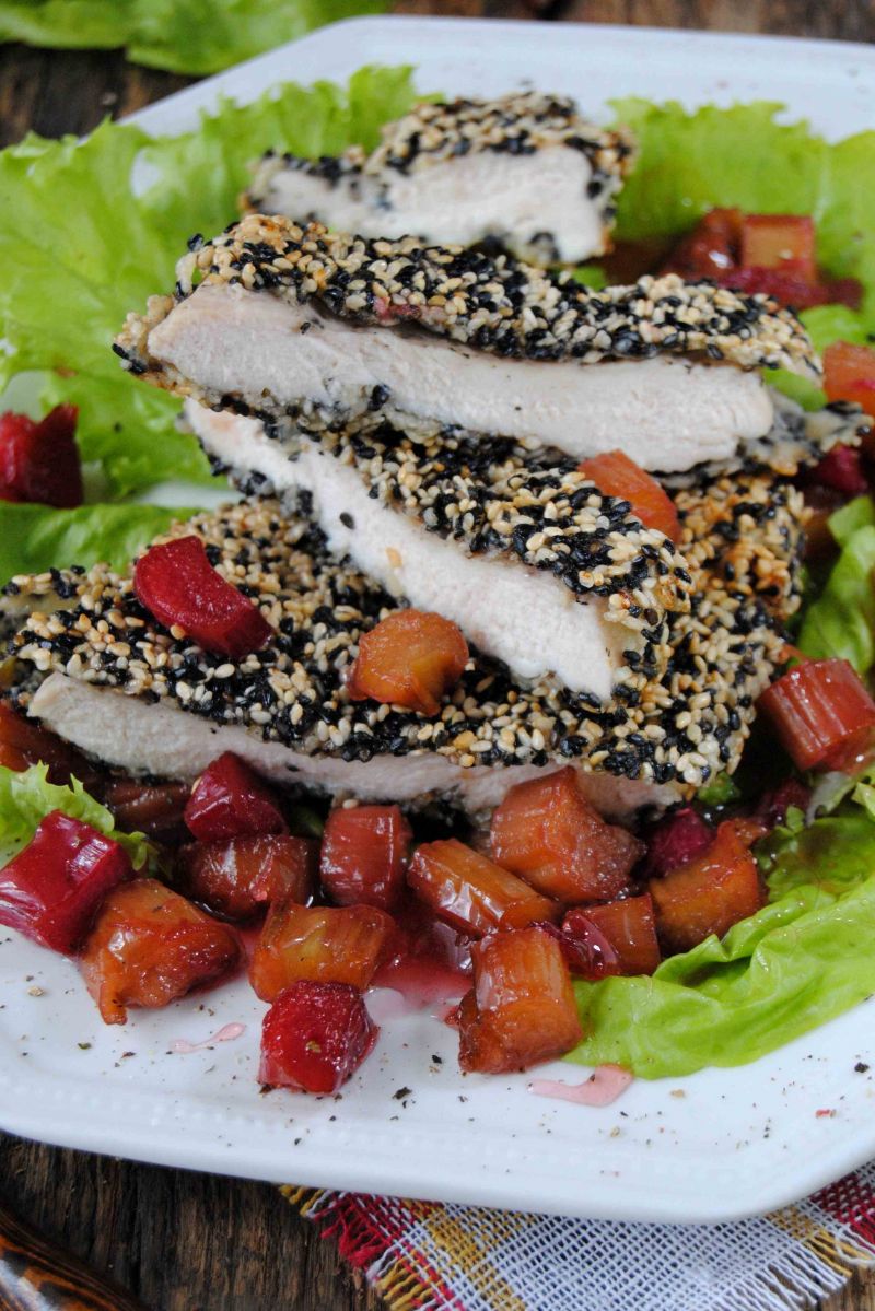 Sezamowy filet w  sosie rabarbarowym