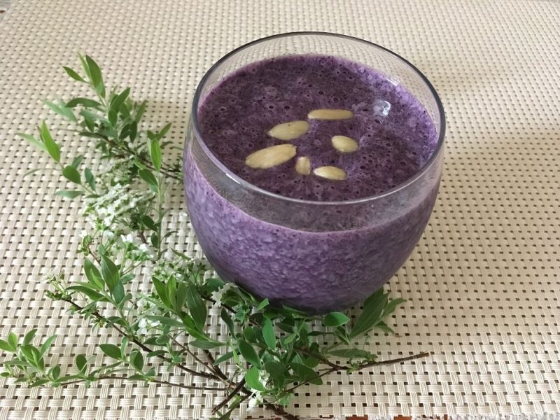 Shake bananowy z borówką amerykańską i migdałami