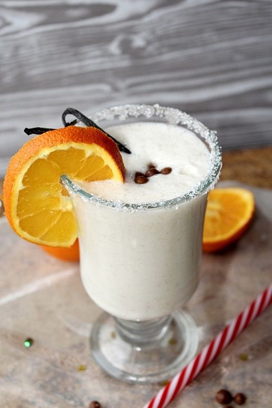 Shake bananowy z lodami waniliowymi i pomarańczą Shake bananowy z lodami waniliowymi i pomarańczą