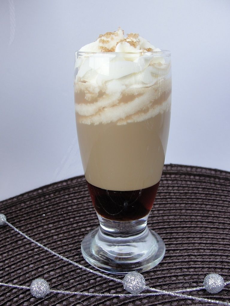 Shot kawowy z bitą smietaną