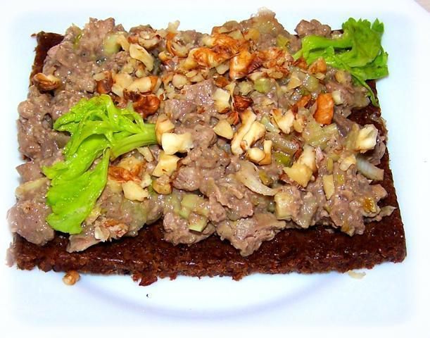 Siekana wątróbka z orzechami. Siekana wątróbka z orzechami.