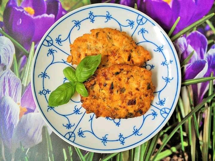 Siekane kotlety drobiowe z cukinią i serem  