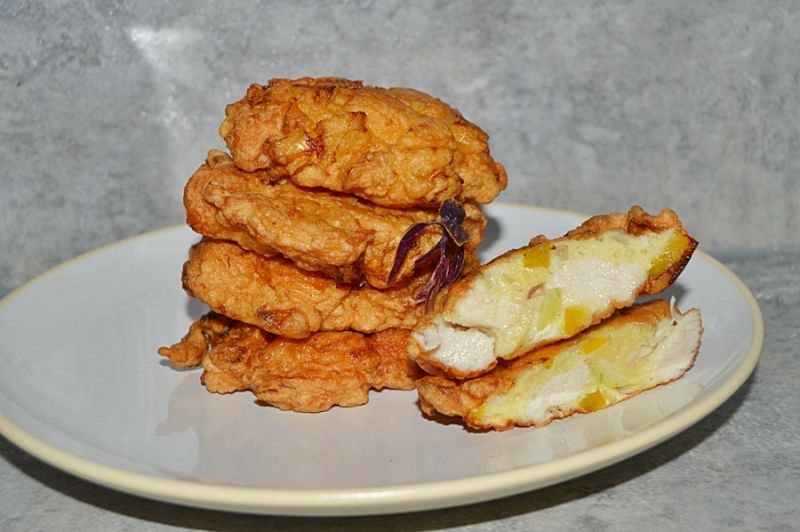 Siekane kotlety drobiowe z żółtą papryką i cebulą