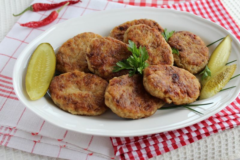 Siekane kotlety z indyka z cheddarem i warzywami  Siekane kotlety z indyka z cheddarem i warzywami