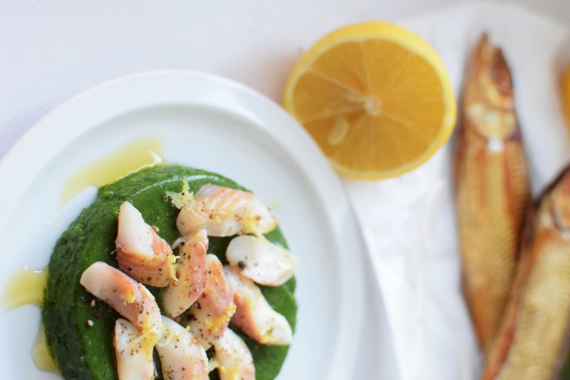 Sielawa wędzona z aksamitną galaretką ze szpinaku