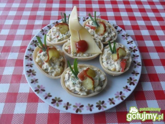 Skorupki waflowe nadziewane sałatką Skorupki waflowe nadziewane sałatką