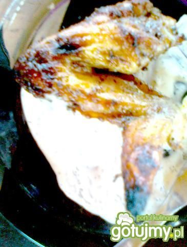 Skrzydełka i sos z grillowanego czosnku