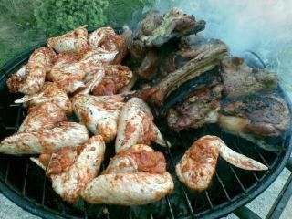 Skrzydełka i żeberka na ostro