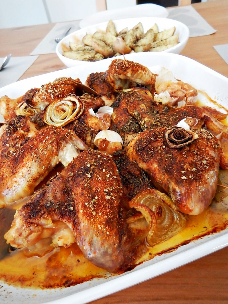 Skrzydełka kurczaka z pieczonymi ziemniakami Skrzydełka kurczaka z pieczonymi ziemniakami