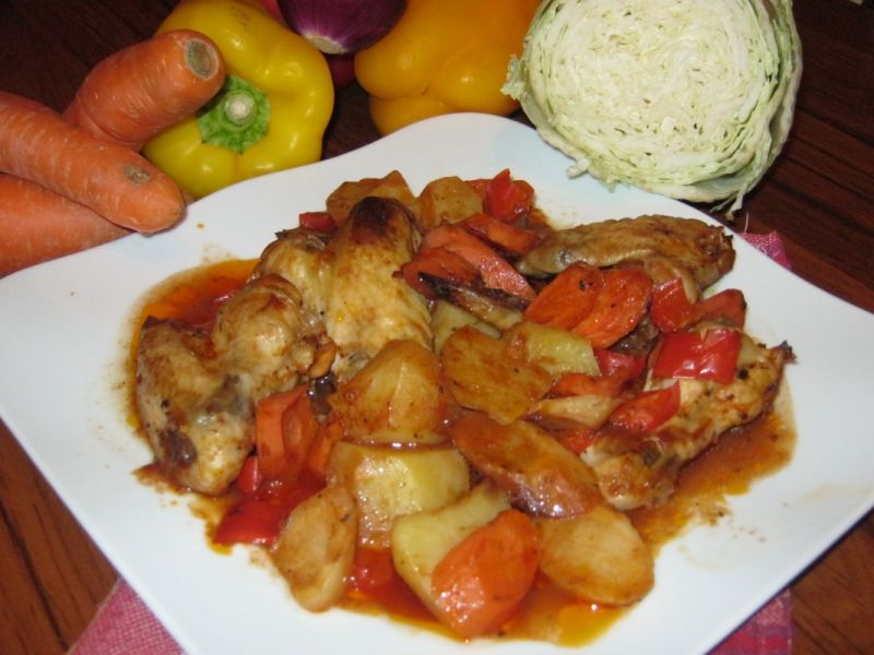 Skrzydełka pieczone z warzywami w zalewie