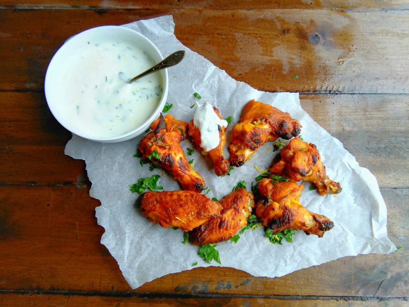 Skrzydełka tandorii masala z jogurtowo-cytrynowym