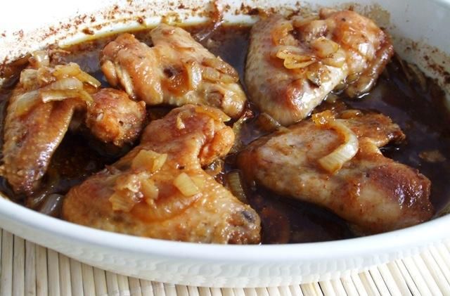 Skrzydelka w ciemnym sosie