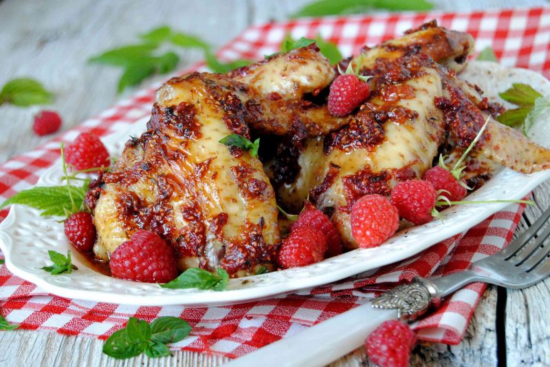 Skrzydełka w pikantnym malinowym sosie